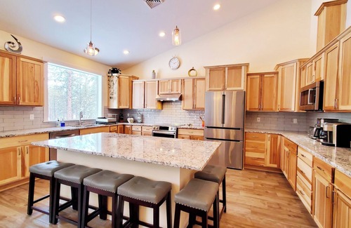 Deschutes River Woods House | 2.5 acres New single level home 7 bedroom 5 full bath 3,462 sqft forest views