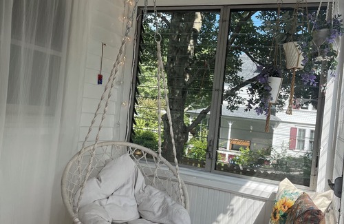 Milford House | 2 Acres of Peace-Walk to Fun- Restaurants, Bars, Shops-River at Back or Property