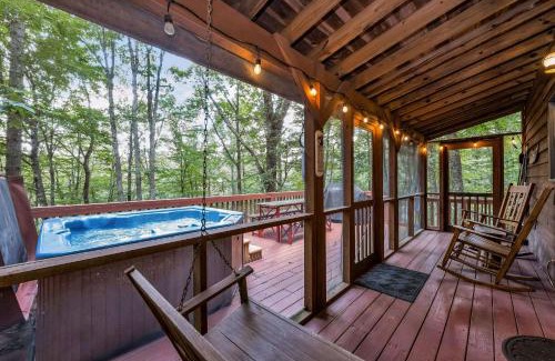 West Jefferson House | 2 Bd Cabin with Hot Tub, Direct Hiking Trail to New River