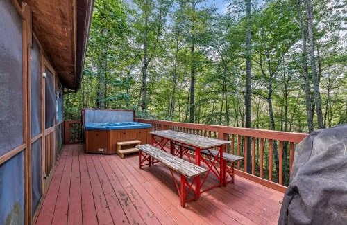 West Jefferson House | 2 Bd Cabin with Hot Tub, Direct Hiking Trail to New River