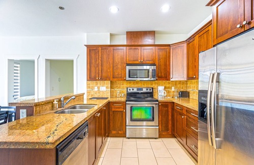 Surrey Apartment | 2 BD + Den Unique and Private space(208)
