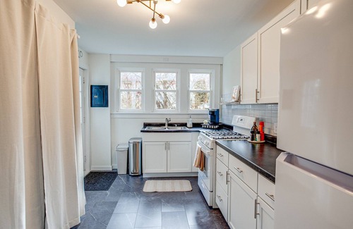 Three Oaks Apartment | 2 BD steps to downtown, 1 block to journeyman & the acorn