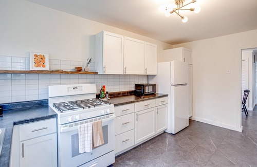 Three Oaks Apartment | 2 BD steps to downtown, 1 block to journeyman & the acorn