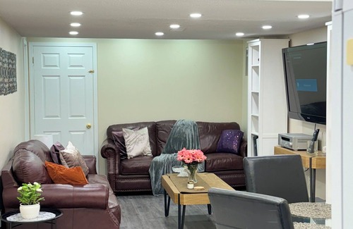 Ajax House | 2 BDR - 2 Parking Spot - Cozy Basement Unit