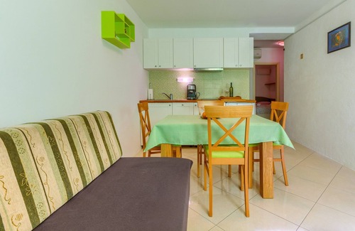 Bacvice Apartment | 2-bdr apt with shared garden, 3 min walk to beach