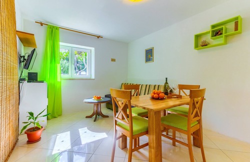 Bacvice Apartment | 2-bdr apt with shared garden, 3 min walk to beach