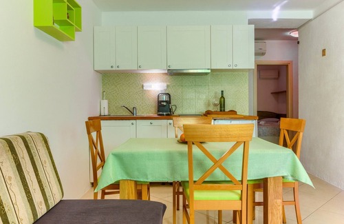 Bacvice Apartment | 2-bdr apt with shared garden, 3 min walk to beach