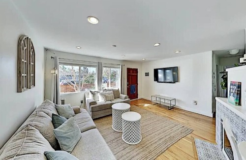 Bay Ho House | 2 Bdr Hidden gem w/backyard + AC
