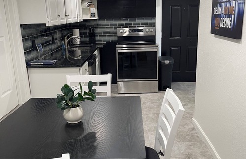 South Arlington House | 2 Bdrm 2 Ba Gem, Where Comfort Meets ConveniencenSports, Fun, Eats & Campus Life