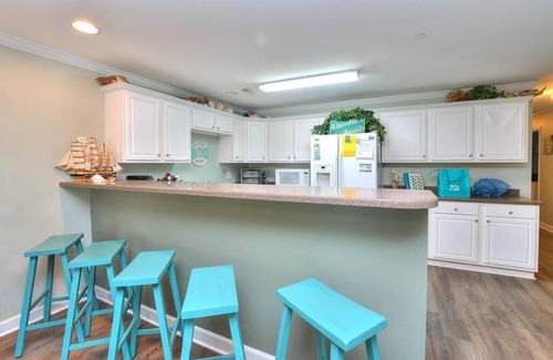 Long Beach Condo | 2 Bdrm/2 Bath Condo, Pool, Elevator, Close To Beach!, Sleeps 7