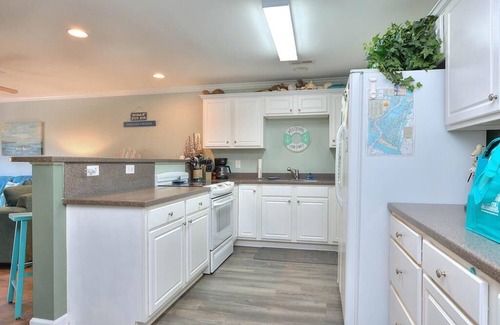 Long Beach Condo | 2 Bdrm/2 Bath Condo, Pool, Elevator, Close To Beach!, Sleeps 7
