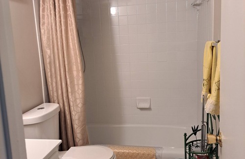 Dale City House | 2-bdrm apt in charming Woodbridge w/AC, WiFi, 45 mins south of Washington, DC