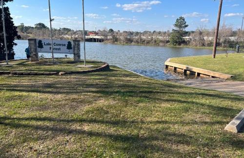Montgomery House | 2 BDRM Treehouse Hideout- Lake Conroe with Boat ramp