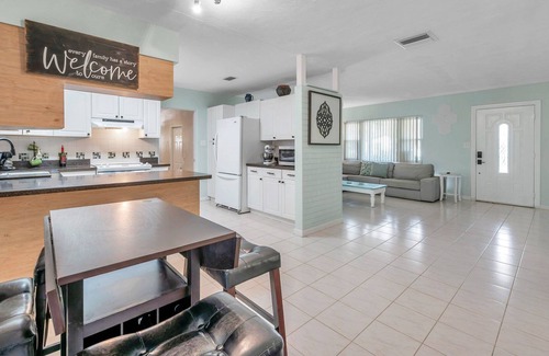 Walsingham House | 2 bed 1 bath full kitchen and living room retreat