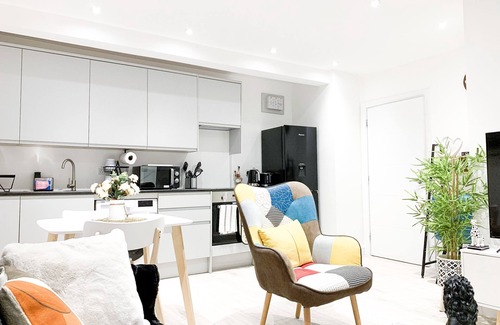 West Hendon Apartment | 2 Bed 1 Bath Luxury Stay Apartment for family