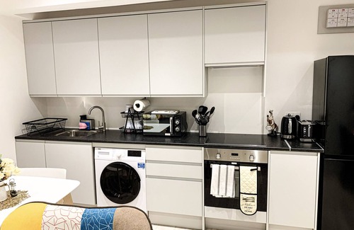 West Hendon Apartment | 2 Bed 1 Bath Luxury Stay Apartment for family