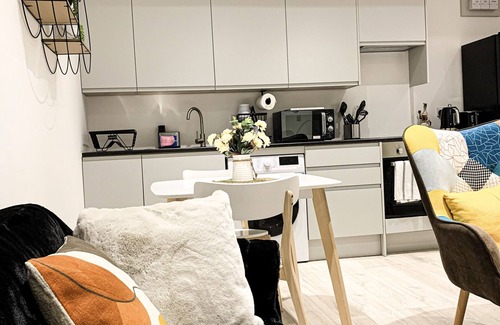 West Hendon Apartment | 2 Bed 1 Bath Luxury Stay Apartment for family