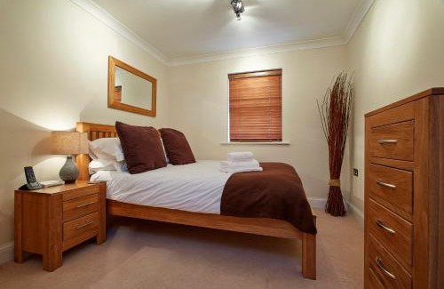 Greenham Apartment | 2 bed 2 bath at Jago Crt in Newbury - FREE parking with no height restrictions