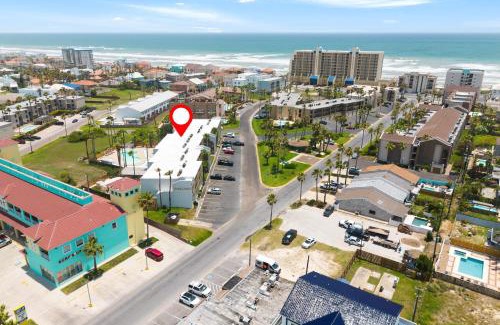 South Padre Island House | 2 Bed 2 Bath Condo by Beach with Resort Pool