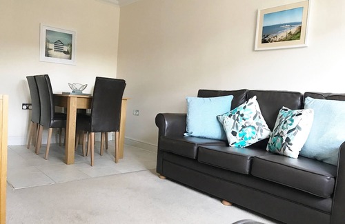 Boscombe Apartment | 2 Bed/2 Bath Contemporary apartment. Close to beach, Lift access & Parking 4*