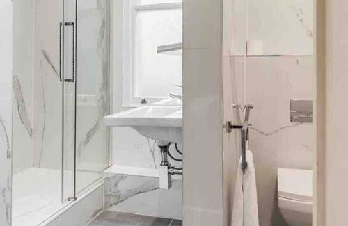 City of Westminster Condo | 2 Bed/2 Bath Luxury Entire Flat, Sky TV, Air Con