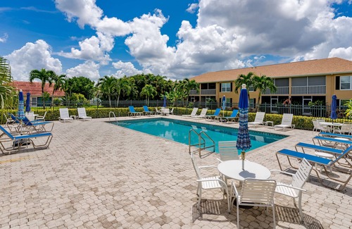 Kings Lake Condo | 2 bed/2bath condo 3 miles from downtown Naples