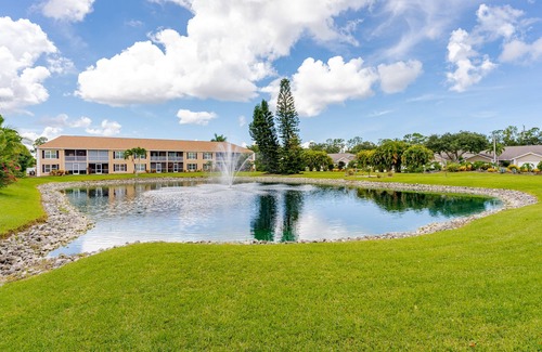 Kings Lake Condo | 2 bed/2bath condo 3 miles from downtown Naples