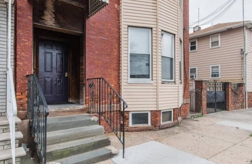 North Ironbound Apartment | 2 bed across shopping plaza