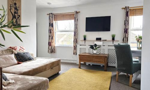 Huntingdon Apartment | 2 bed apt w/private parking close to town centre