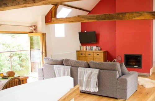 Usk House | 2 bed Barn, open living space , pet friendly, rural, with easy access from M4n