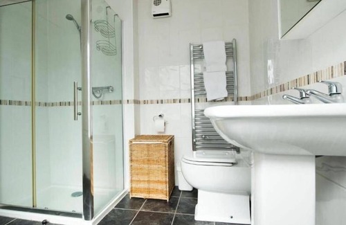 Flushing House | 2 bed cottage, sleeps 6, waterside location, log fire, dogs welcome