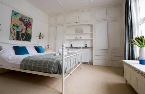 Flushing House | 2 bed cottage, sleeps 6, waterside location, log fire, dogs welcome