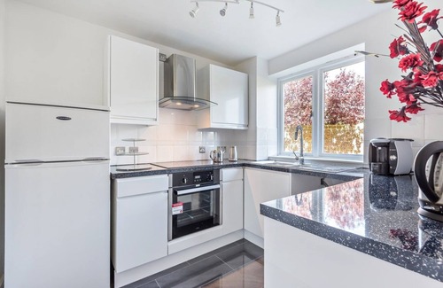 Woolwich Riverside Apartment | 2 Bed Flat, Dedicated Workspace, Parking, 4KTV
