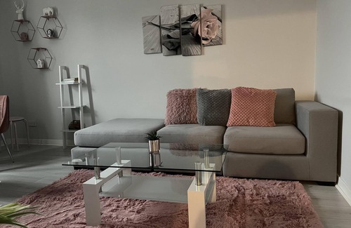 Kirkcaldy Apartment | 2 Bed Flat - Sleeps 4 - Garden - Parking - Wifi