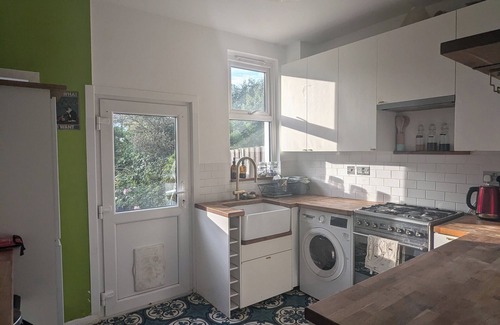 Lewisham Apartment | 2 bed garden flat Hither Green with parking