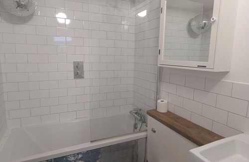 Lewisham Apartment | 2 bed garden flat Hither Green with parking