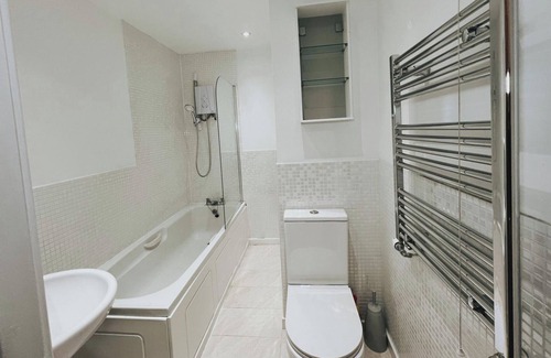 Oldbury House | 2 Bed House Sleeps 4 -Enclosed Garden & Parking