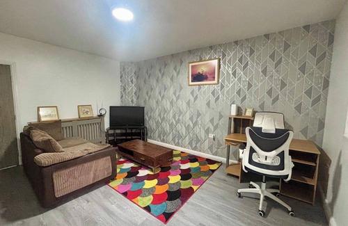 Cradley House | 2 Bed House-Sleeps 4-Free Parking