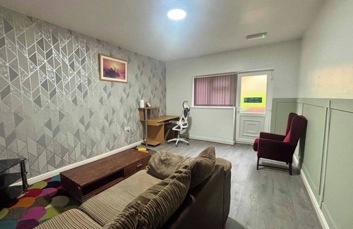 Cradley House | 2 Bed House-sleeps 4-free Parking