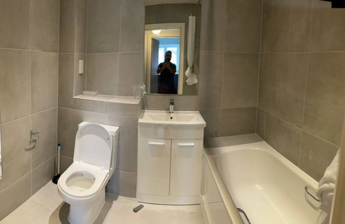 Headstone North Apartment | 2 bed Luxury flat next to station with free parking and close to all amenities