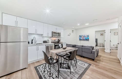 Northeast Edmonton House | 2-Bed, w/In-Unit Washer & Dryer, Cozy Living,1-2 Min Drive to Anthony Henday!