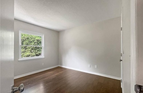 Greensboro Apartment | 2 bedroom 1 bath apartment for rent in Greensboro NC near Target and Walmart