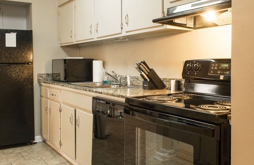 Inniswold House | 2 Bedroom 2 Bathroom Comfortable Furnished Home 10840 W fuller Pl