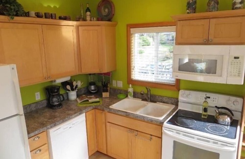 Florence House | 2 bedroom, 2 bathroom dog friendly walk to beach - Y-Knot