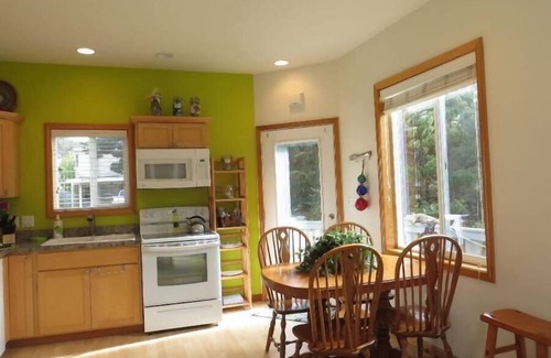 Florence House | 2 bedroom, 2 bathroom dog friendly walk to beach - Y-Knot