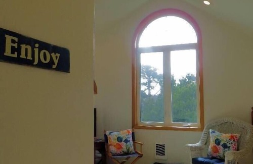 Florence House | 2 bedroom, 2 bathroom dog friendly walk to beach - Y-Knot