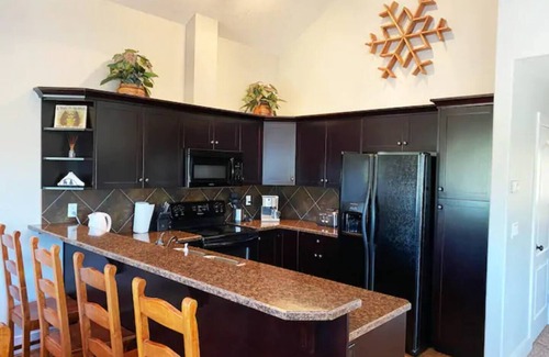 East Kootenay Apartment | 2 bedroom/2 bathroom Condo with a View