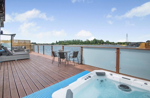 Frognall Cottage | 2 bedroom accommodation in Tallington Lakes