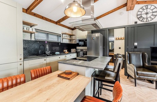 Saintbury Ski Chalet | 2 bedroom accommodation in Snitterfield, Stratford Upon Avon