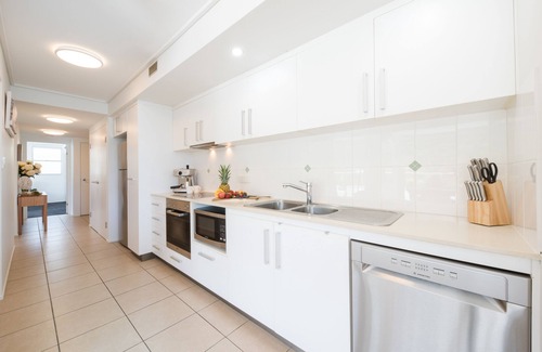 Airlie Beach Apartment | 2 Bedroom Apartment in the heart of Airlie Beach with 180 degree views.
